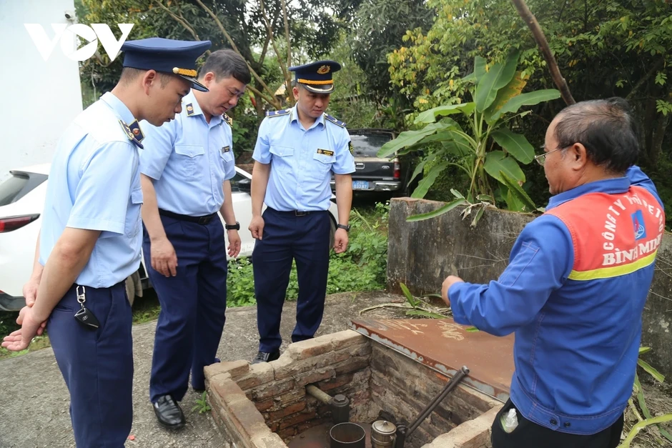 Xử phạt 1 cơ sở xăng dầu ở Cao Bằng treo biển "hết xăng" khi vẫn còn hàng Xử phạt 1 cơ sở xăng dầu ở Cao Bằng treo biển "hết xăng" khi vẫn còn hàng