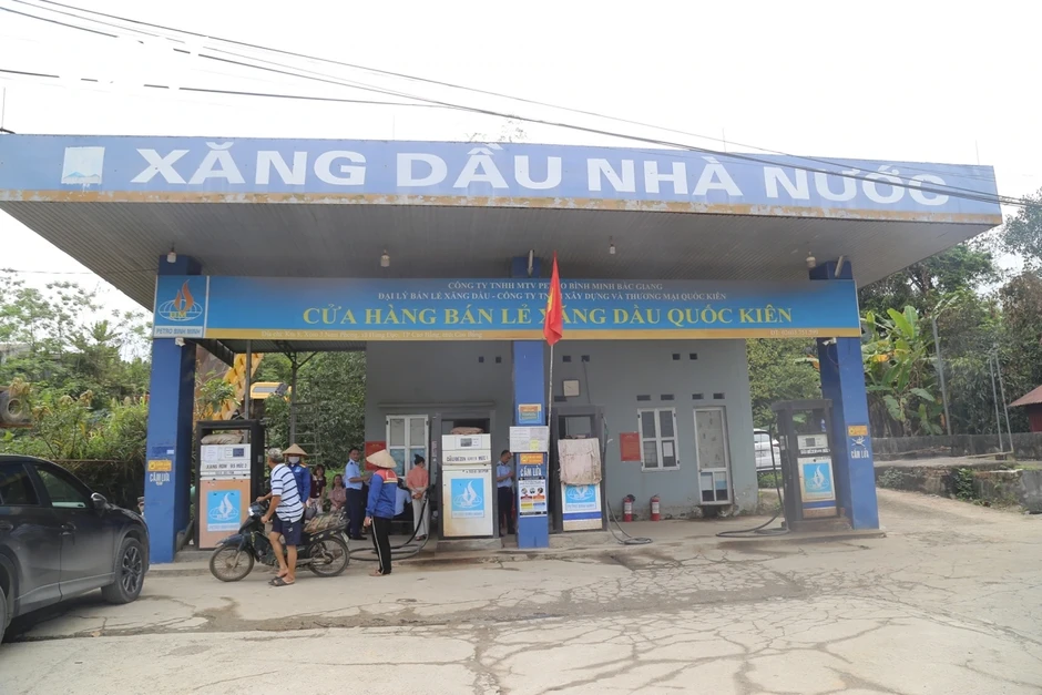 Xử phạt 1 cơ sở xăng dầu ở Cao Bằng treo biển "hết xăng" khi vẫn còn hàng Xử phạt 1 cơ sở xăng dầu ở Cao Bằng treo biển "hết xăng" khi vẫn còn hàng