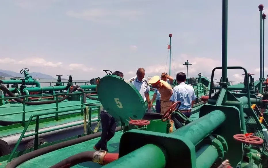 Xử phạt 165 triệu đồng và tịch thu hơn 10.000 lít dầu không rõ nguồn gốc Xử phạt 165 triệu đồng và tịch thu hơn 10.000 lít dầu không rõ nguồn gốc