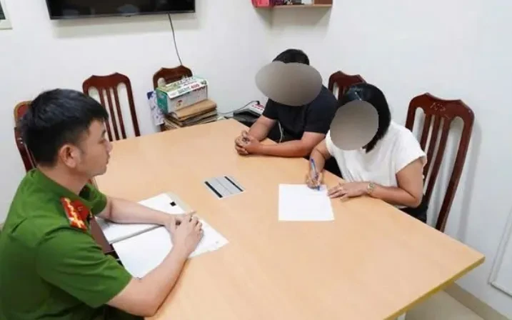 Xử phạt 2 đối tượng lấn chiếm vỉa hè trông xe trái phép giữa trung tâm Hà Nội Xử phạt 2 đối tượng lấn chiếm vỉa hè trông xe trái phép giữa trung tâm Hà Nội
