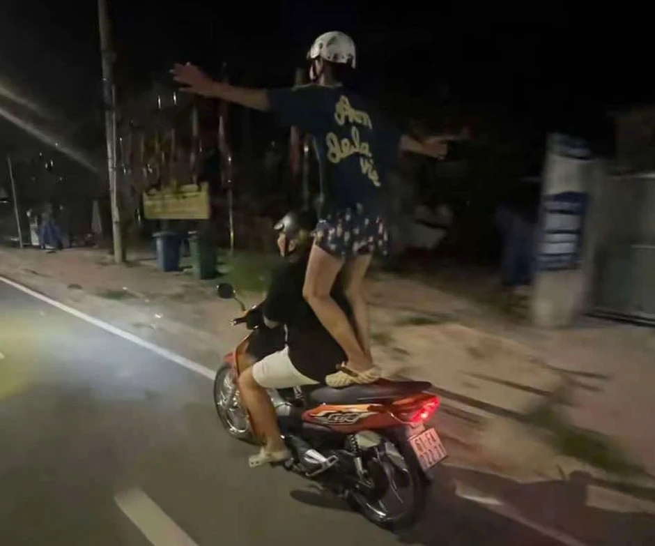 Xử phạt 2 nam sinh lớp 11 làm xiếc trên xe máy để quay tiktok ở TP.HCM Xử phạt 2 nam sinh lớp 11 làm xiếc trên xe máy để quay tiktok ở TP.HCM