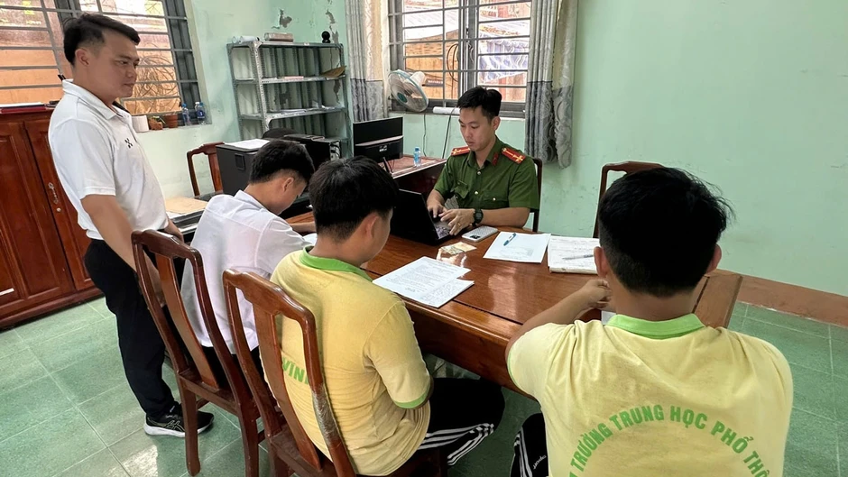 Xử phạt 2 nam sinh lớp 11 làm xiếc trên xe máy để quay tiktok ở TP.HCM Xử phạt 2 nam sinh lớp 11 làm xiếc trên xe máy để quay tiktok ở TP.HCM