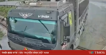 Xử phạt lái xe ô tô tải cố tình vượt đường ngang khi đèn đỏ bật sáng