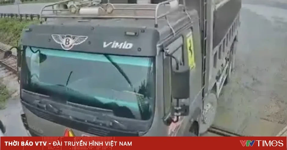 Xử phạt lái xe ô tô tải cố tình vượt đường ngang khi đèn đỏ bật sáng