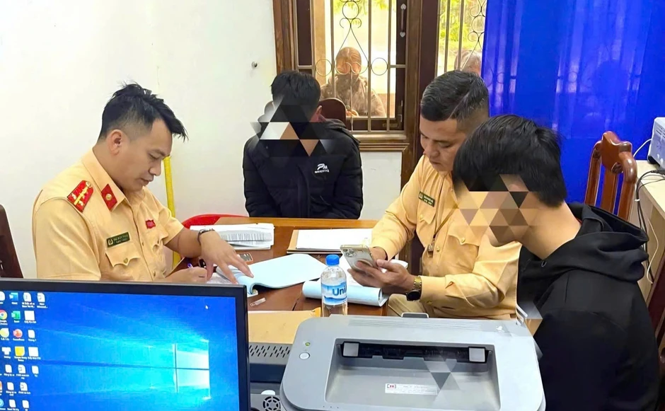 Xử phạt nam sinh vừa lái xe vừa quay clip 'rất muốn bị ăn đòn'