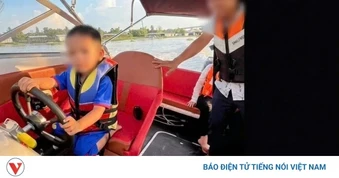 Xử phạt người cha để con nhỏ điều khiển ca nô chạy dưới sông Tiền