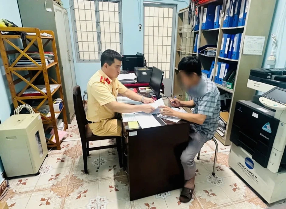 Xử phạt người cha để con nhỏ điều khiển ca nô chạy dưới sông Tiền Xử phạt người cha để con nhỏ điều khiển ca nô chạy dưới sông Tiền