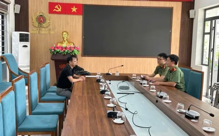 Xử phạt người đàn ông dùng AI cắt ghép hình ảnh, đăng thông tin sai sự thật về công an Xử phạt người đàn ông dùng AI cắt ghép hình ảnh, đăng thông tin sai sự thật về công an