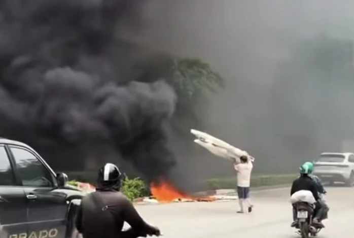 Xử phạt người đốt rác khói đen bao trùm cầu Thăng Long Xử phạt người đốt rác khói đen bao trùm cầu Thăng Long