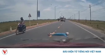 Xử phạt người phụ nữ ở Quảng Trị nằm giữa đường cản trở giao thông