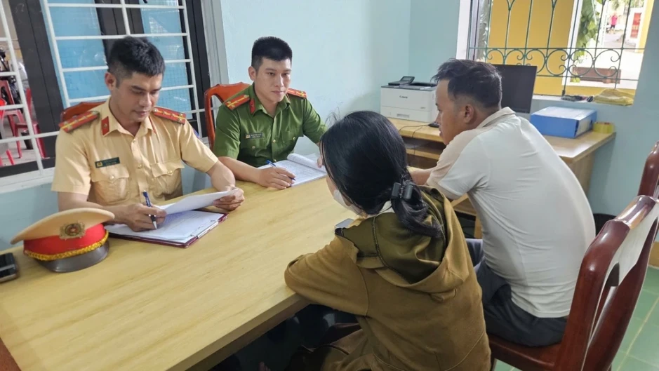 Xử phạt người phụ nữ ở Quảng Trị nằm giữa đường cản trở giao thông