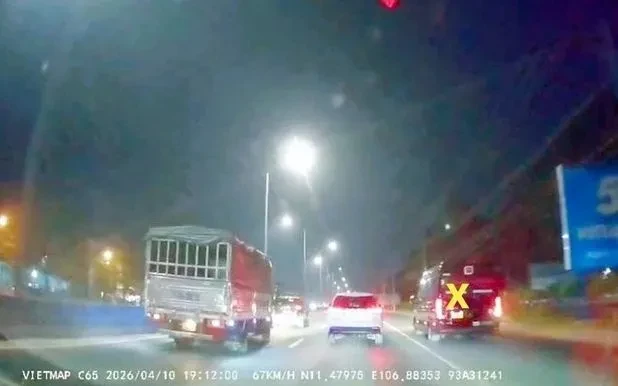 Xử phạt nhiều tài xế vượt ẩu nguy hiểm từ clip người dân cung cấp Xử phạt nhiều tài xế vượt ẩu nguy hiểm từ clip người dân cung cấp