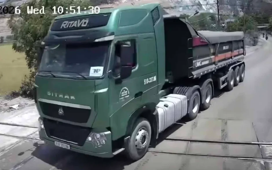 Xử phạt tài xế đầu kéo tông gãy cần chắn đường sắt ở Khánh Hòa Xử phạt tài xế đầu kéo tông gãy cần chắn đường sắt ở Khánh Hòa