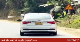 Xử phạt tài xế để trẻ em đu bám trên cửa xe khi đang lưu thông