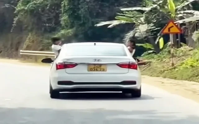 Xử phạt tài xế để trẻ em đu bám trên cửa xe khi đang lưu thông Xử phạt tài xế để trẻ em đu bám trên cửa xe khi đang lưu thông