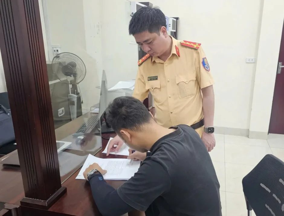Xử phạt tài xế để trẻ em đu bám trên cửa xe khi đang lưu thông Xử phạt tài xế để trẻ em đu bám trên cửa xe khi đang lưu thông