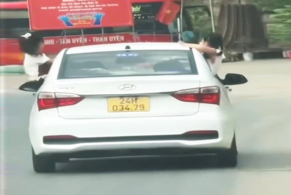 Xử phạt tài xế để trẻ em đu bám trên cửa xe khi đang lưu thông Xử phạt tài xế để trẻ em đu bám trên cửa xe khi đang lưu thông