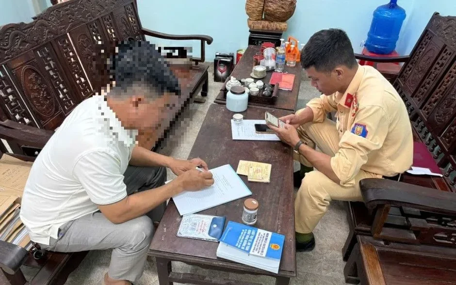 Xử phạt tài xế lái xe đầu kéo chuyển hướng không nhường đường cho xe đi ngược chiều Xử phạt tài xế lái xe đầu kéo chuyển hướng không nhường đường cho xe đi ngược chiều