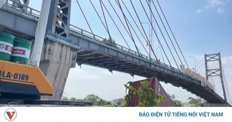 Xử phạt tài xế “tàu khủng” vướng đứt dây điện, rơi container xuống kênh Chợ Gạo
