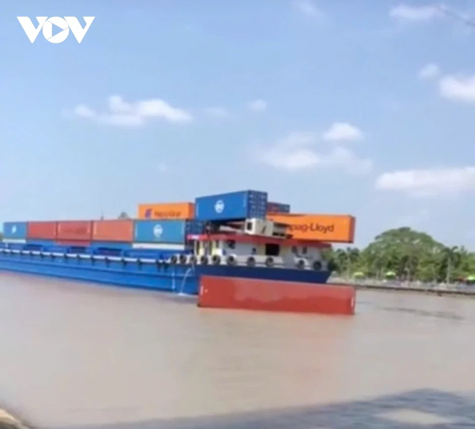 Xử phạt tài xế “tàu khủng” vướng đứt dây điện, rơi container xuống kênh Chợ Gạo Xử phạt tài xế “tàu khủng” vướng đứt dây điện, rơi container xuống kênh Chợ Gạo