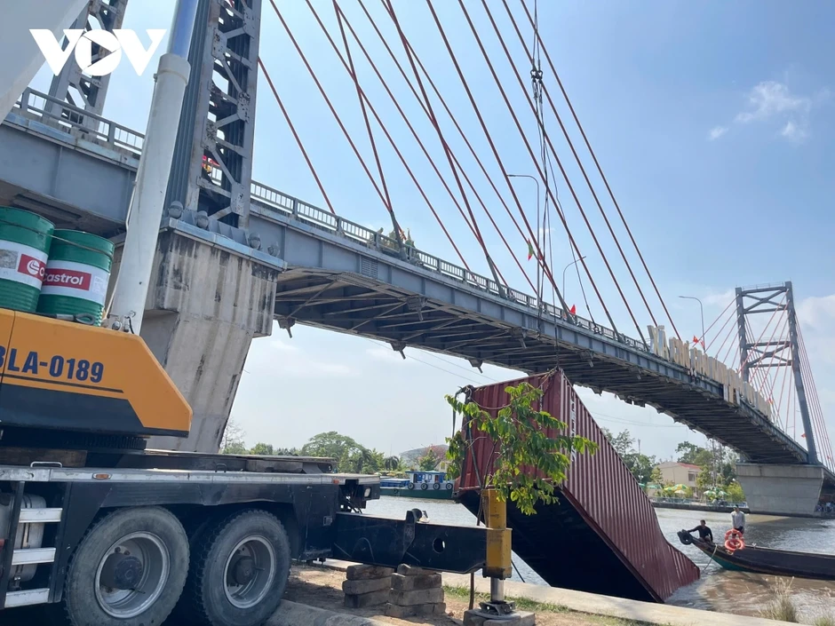 Xử phạt tài xế “tàu khủng” vướng đứt dây điện, rơi container xuống kênh Chợ Gạo Xử phạt tài xế “tàu khủng” vướng đứt dây điện, rơi container xuống kênh Chợ Gạo