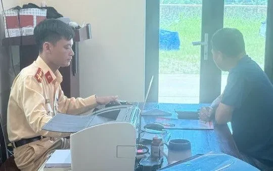 Xử phạt tài xế vượt đèn đỏ từ phản ánh trên VN Traffic Xử phạt tài xế vượt đèn đỏ từ phản ánh trên VN Traffic
