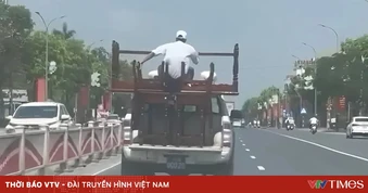 Xử phạt tài xế xe bán tải biển xanh chở người và hàng cồng kềnh