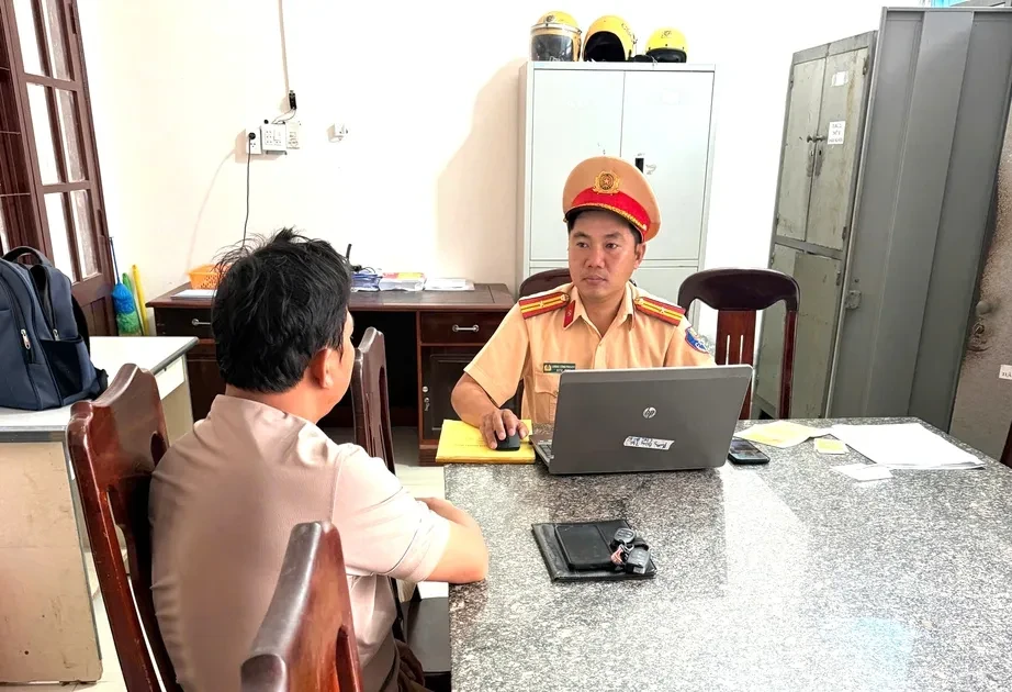 Xử phạt tài xế xe tải vượt ẩu, đối đầu ô tô con trên đường Đông Trường Sơn (Đắk Lắk) Xử phạt tài xế xe tải vượt ẩu, đối đầu ô tô con trên đường Đông Trường Sơn (Đắk Lắk)
