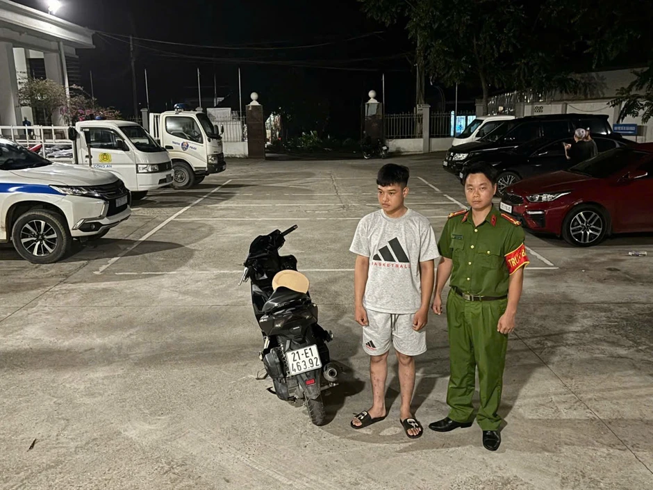 Xử phạt, tịch thu phương tiện của người mặc trang phục dân quân tự vệ 'bốc đầu' trên phố Xử phạt, tịch thu phương tiện của người mặc trang phục dân quân tự vệ 'bốc đầu' trên phố