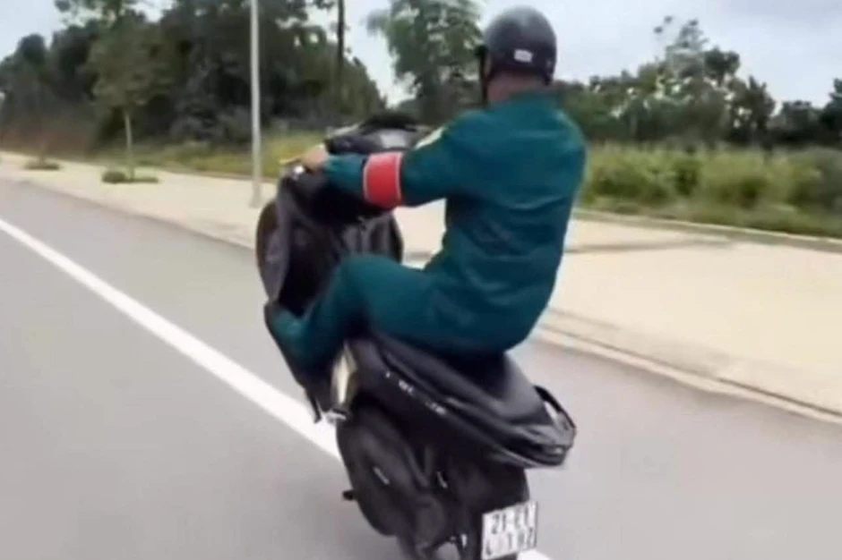 Xử phạt, tịch thu phương tiện của người mặc trang phục dân quân tự vệ 'bốc đầu' trên phố Xử phạt, tịch thu phương tiện của người mặc trang phục dân quân tự vệ 'bốc đầu' trên phố
