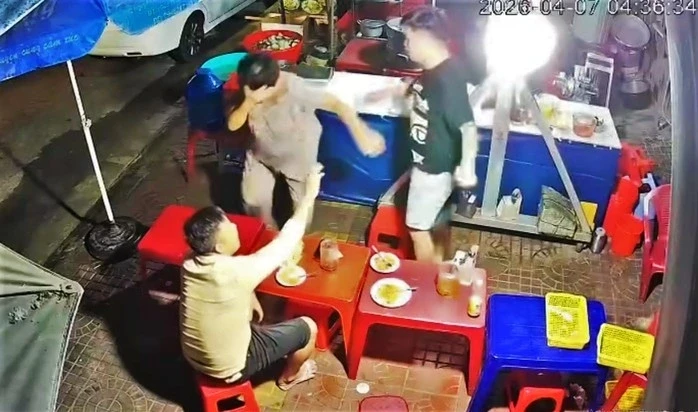 Xuất hiện clip thanh niên hành hung người phụ nữ lớn tuổi ở Gia Lai