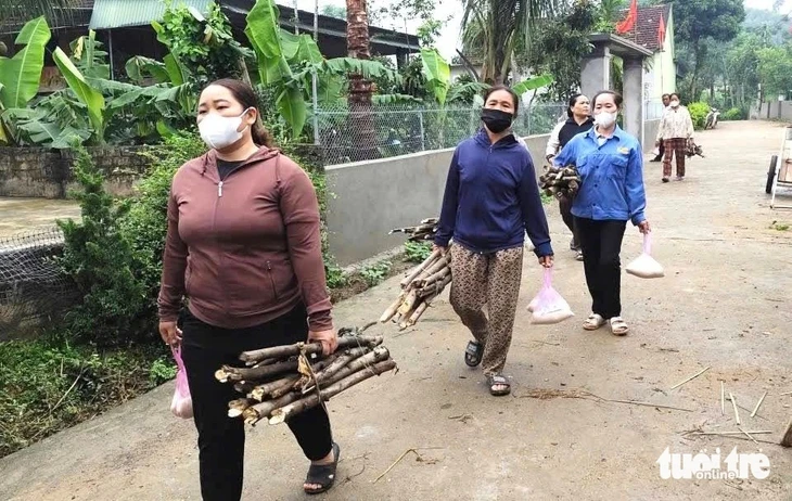 Xúc động chuyện chị em vùng quê góp gạo, góp củi lo hậu sự cho người nghèo Xúc động chuyện chị em vùng quê góp gạo, góp củi lo hậu sự cho người nghèo