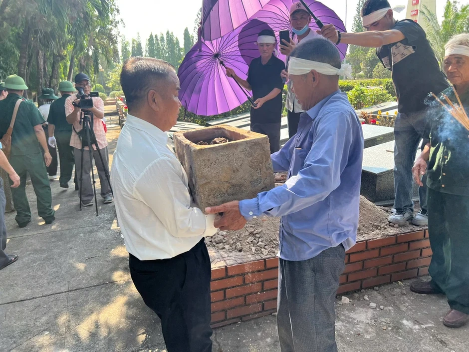 Xúc động hành trình hơn 40 năm đưa liệt sĩ về quê nhà an táng Xúc động hành trình hơn 40 năm đưa liệt sĩ về quê nhà an táng