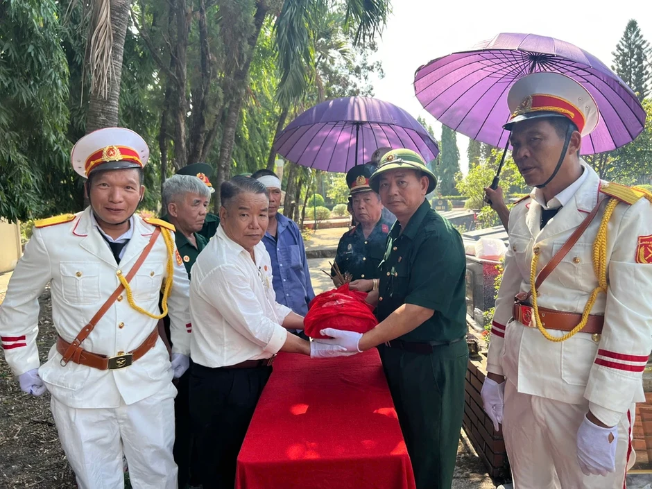 Xúc động hành trình hơn 40 năm đưa liệt sĩ về quê nhà an táng Xúc động hành trình hơn 40 năm đưa liệt sĩ về quê nhà an táng