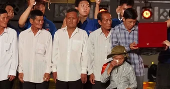 Xúc động khoảnh khắc trao trả hồ sơ kỷ vật của liệt sĩ Huỳnh Văn Quên cho gia đình