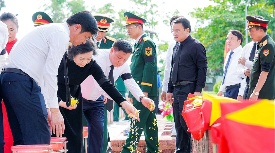 Xúc động Lễ truy điệu và an táng 80 hài cốt liệt sĩ Việt Nam hy sinh tại Lào Xúc động Lễ truy điệu và an táng 80 hài cốt liệt sĩ Việt Nam hy sinh tại Lào