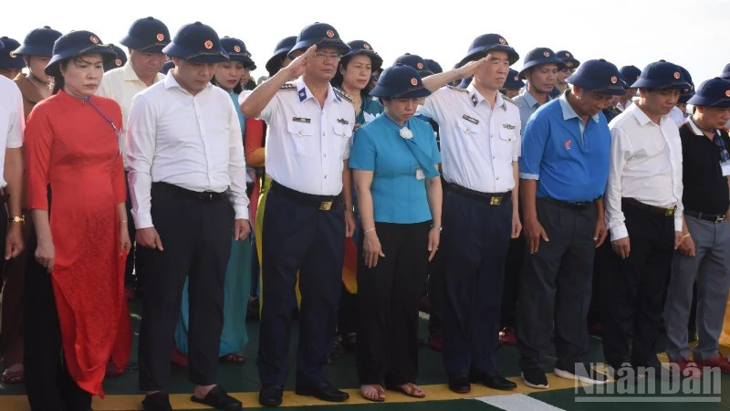 Xúc động Lễ tưởng niệm các Anh hùng liệt sĩ Tàu không số C43B