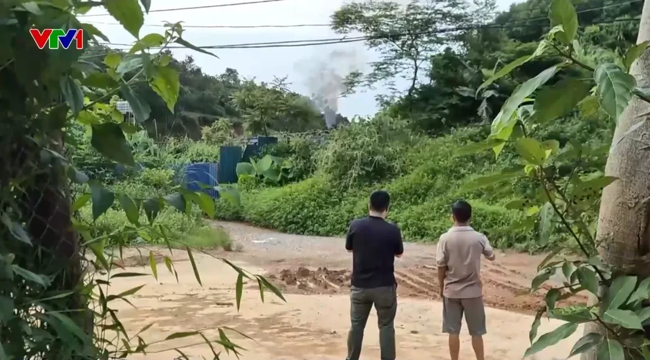 Xưởng đúc nhôm tái chế ở Thái Nguyên xả khói đen ra môi trường Xưởng đúc nhôm tái chế ở Thái Nguyên xả khói đen ra môi trường