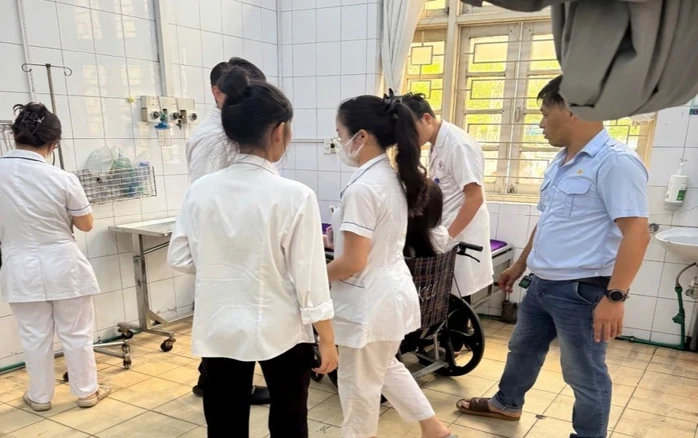 Xuồng gặp sự cố trên vịnh Hạ Long khiến 15 người rơi xuống biển, 3 người bị thương Xuồng gặp sự cố trên vịnh Hạ Long khiến 15 người rơi xuống biển, 3 người bị thương