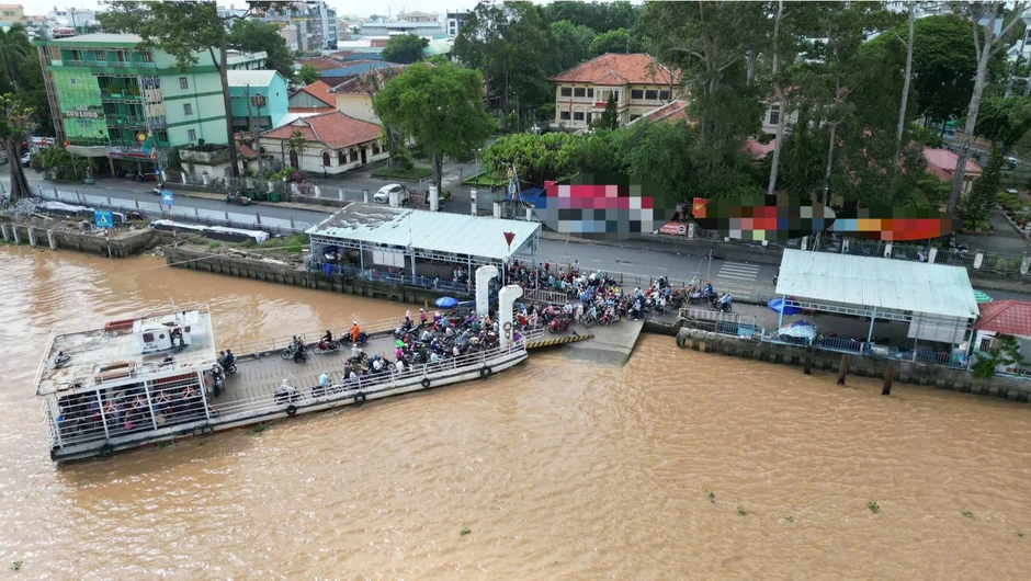 Xuống phà khi chưa cập bến, một phụ nữ bị chèn qua người tử vong Xuống phà khi chưa cập bến, một phụ nữ bị chèn qua người tử vong