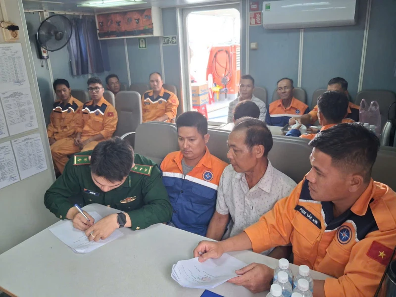 Xuyên đêm cứu 34 ngư dân gặp nạn ngoài khơi Khánh Hoà Xuyên đêm cứu 34 ngư dân gặp nạn ngoài khơi Khánh Hoà