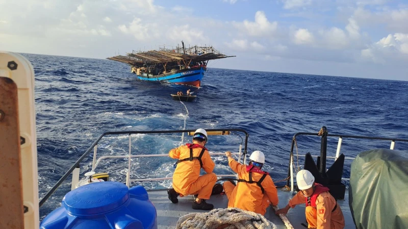 Xuyên đêm cứu 34 ngư dân gặp nạn ngoài khơi Khánh Hoà Xuyên đêm cứu 34 ngư dân gặp nạn ngoài khơi Khánh Hoà