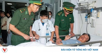 Xuyên đêm cứu các ngư dân tàu cá gặp nạn trên biển Bạch Long Vĩ vào bờ