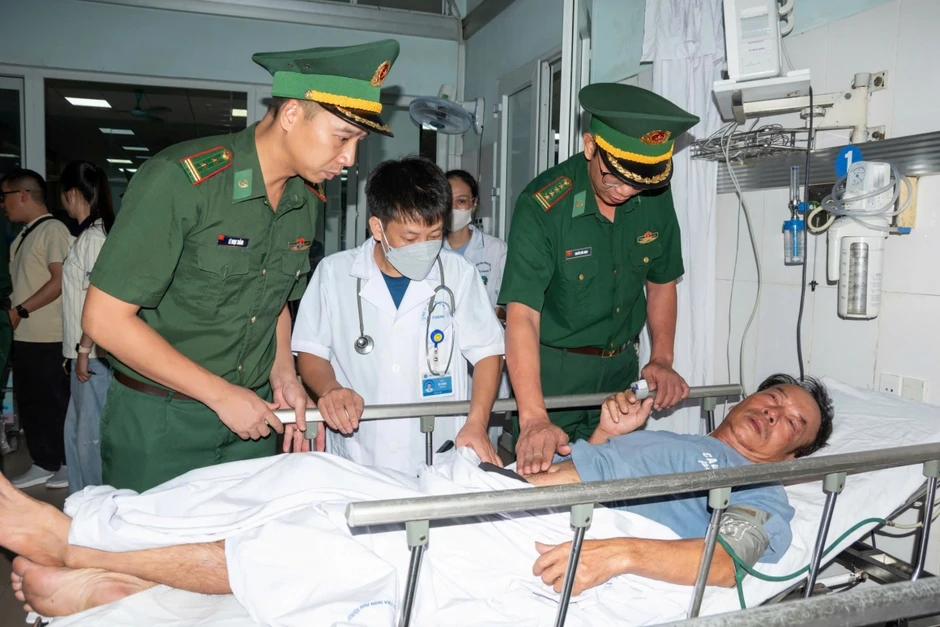 Xuyên đêm cứu các ngư dân tàu cá gặp nạn trên biển Bạch Long Vĩ vào bờ Xuyên đêm cứu các ngư dân tàu cá gặp nạn trên biển Bạch Long Vĩ vào bờ