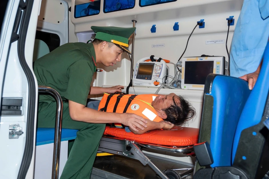Xuyên đêm cứu các ngư dân tàu cá gặp nạn trên biển Bạch Long Vĩ vào bờ Xuyên đêm cứu các ngư dân tàu cá gặp nạn trên biển Bạch Long Vĩ vào bờ