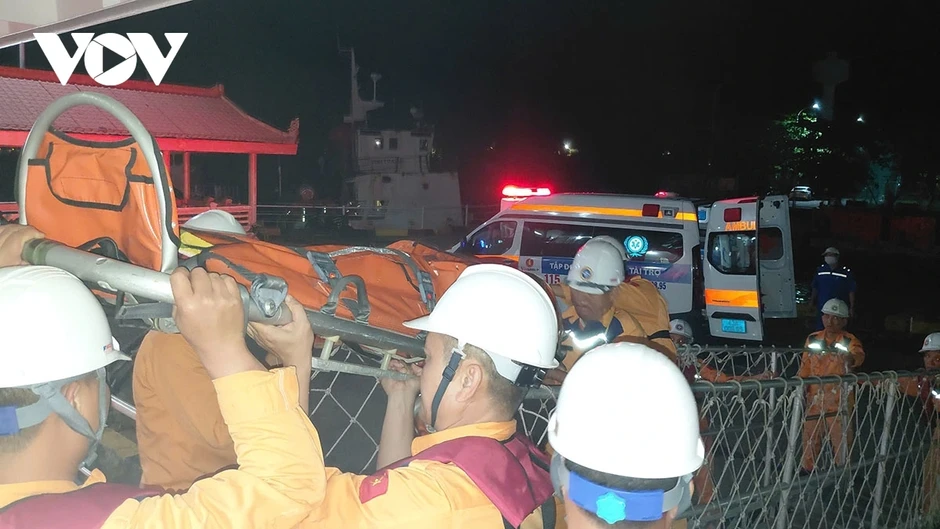 Xuyên đêm cứu nạn khẩn cấp một bệnh nhân nguy kịch từ Cù Lao Chàm vào bờ điều trị Xuyên đêm cứu nạn khẩn cấp một bệnh nhân nguy kịch từ Cù Lao Chàm vào bờ điều trị