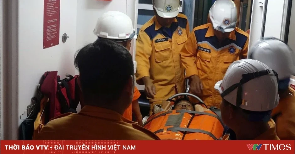 Xuyên đêm cứu nạn ngư dân nghi mắc bệnh tim cách mũi Sơn Trà 43 hải lý Xuyên đêm cứu nạn ngư dân nghi mắc bệnh tim cách mũi Sơn Trà 43 hải lý