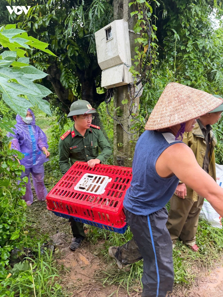 Xuyên đêm giúp dân di dời khỏi vùng ngập lụt do mưa lũ ở Bắc Ninh