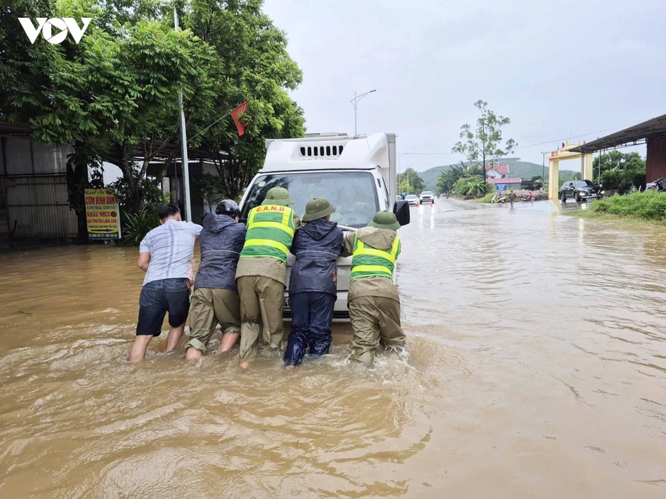 Xuyên đêm giúp dân di dời khỏi vùng ngập lụt do mưa lũ ở Bắc Ninh