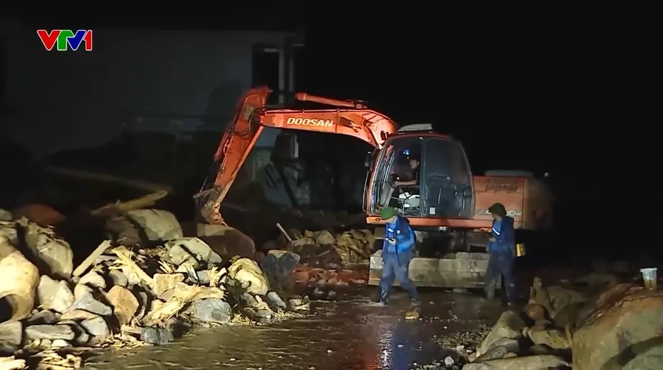 Xuyên đêm hỗ trợ người dân xã Mường Than (Lai Châu) khắc phục hậu quả lũ quét Xuyên đêm hỗ trợ người dân xã Mường Than (Lai Châu) khắc phục hậu quả lũ quét
